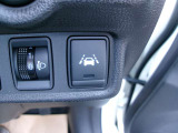 車線逸脱警報搭載!意図せず走行車線を逸脱しそうな場合、メーター内ディスプレイへの警告とブザーで注意喚起してくれます。