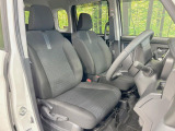 運転席まわりには十分なスペースがあり、大柄な方でもゆったり運転していただける環境です。