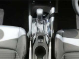 サイドブレーキはHOLD機能付き電気式パーキングブレーキ。信号待ちなどで停止した時、うっかりブレーキペダルから足が離れても停止状態を保ってくれます。