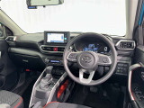 運転席まわりです。 各操作スイッチは使いやすい位置に配置されてます。