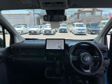 すっきりとまとめられたインパネ周り。運転操作もしやすいです。取り回しの良さで普段のお買い物から街乗りまでピッタリの車ですよ。