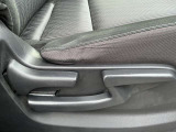 運転席はラチェット式レバーで高さも調整できます