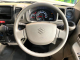 インテリアに合わせたデザインのステアリングは、運転される方のことも考え、運転しやすい形状、大きさです。是非一度、実際に触ってお確かめください。