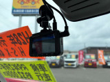 ドライブレコーダーは前後セットになっており、前方、後方で同時録画ができ事故を起こした時やあおり運転などの行為をしっかり録画できますよ!!