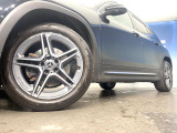 ●純正19インチアルミホイール:輸入車ならではの卓越した走りを支えるホイールと足回りです!日本車の走りに慣れている方にもぜひ体感して頂きたいほど、高いレベルでまとまっています!