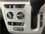 ダイヤル式のマニュアルエアコンを標準装備しています