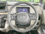 インテリアに合わせたデザインのステアリングは、運転される方のことも考え、運転しやすい形状、大きさです。是非一度、実際に触ってお確かめください。