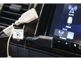 通信/給電用のUSBソケットも装備しています。充電はもちろん、iPhoneやスマホなどを繋いで音楽再生もできます。