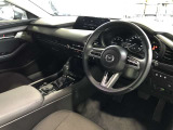 視線移動が少なくドライビングに専念できるコックピット。運転中に必要な「走行情報」とそれ以外の「便利・快適情報」を明確に分けてあるので情報を得る時に迷いを少なくしています。
