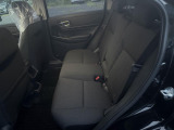 後席のヘッドレストに厚みを持たせ、広い足元空間と合わせてゆったりとくつろげます。また、引き出し式のリアセンターアームレストも装備されています。