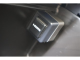 音声と映像が1本のケーブルで伝送できる便利なHDMIを装備しています。iPhoneやスマートフォンの画面と全く同じ画面がカーナビの画面に表示されるので、地図アプリや動画などのミラーリングが可能です。