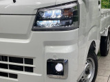 【LEDヘッドライト】悪天候や夜間走行時も良好な視界を確保し安心して運転できる高輝度LEDヘッドライトを装備!点灯速度が早く、消費電力も抑えられています。