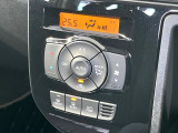 【オートエアコン】一度お好みの温度に設定すれば、車内の温度を検知し風量や温度を自動で調整。暑い&hellip;寒い&hellip;と何度もスイッチ操作をする必要はありません。快適な車内空間には必須の機能ですね♪