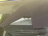 【スマートアシスト】走行中に前方の車両等を認識し、衝突しそうな時は警報とブレーキで衝突回避と被害軽減をアシスト。より安全にドライブをお楽しみいただけます。