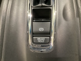 セレクトレバーの下に電子制御パーキングブレーキがあります。スイッチひとつで、停車した地点の傾斜などをシステムが検知・判断してブレーキ力を自動的に最適制御し、しっかり停車できるパーキングシステムです。