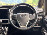 【純正革巻きステアリング】上質な革を使用することで、手にしっかり馴染みとても運転しやすいハンドルです♪