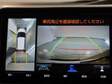 パノラミックビューモニター付きです。車両を上から見たような映像をモニター画面に表示。運転席からの目視では見にくい、車両周辺の状況をリアルタイムでしっかり確認できます。