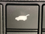 【ハンズフリーパワーバックドア】リアバンパー下部に足先を出し入れするだけでバックドアが自動で開閉♪両手が荷物でふさがっている時でもラクラク開閉操作が行えます!