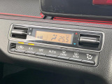 【オートエアコン】一度お好みの温度に設定すれば、車内の温度を検知し風量や温度を自動で調整。暑い&hellip;寒い&hellip;と何度もスイッチ操作をする必要はありません。快適な車内空間には必須の機能ですね♪
