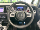 インテリアに合わせたデザインのステアリングは、運転される方のことも考え、運転しやすい形状、大きさです。是非一度、実際に触ってお確かめください。