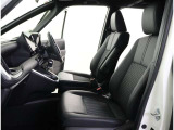 シックな色使いの運転席周りですね。すっきりとしたデザインで上品な色使いです。居心地の良い運転席長く座ってられるリラックスできるデザインがいいですね。