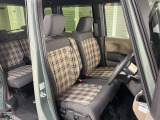 乗降がしやすい運転席。高さが調節できて小柄な方でも運転しやすいポジションをとることができます。