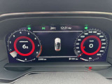 多機能なスピードメーターで運転支援システムの設定も可能です。