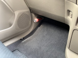 助手席の足元です。足的は広く一緒に乗る方もリラックスしてお乗りいただける構造になっております。万が一アクシデントが起こった際に使える発煙筒はこちらに設置されております!