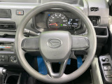 インテリアに合わせたデザインのステアリングは、運転される方のことも考え、運転しやすい形状、大きさです。是非一度、実際に触ってお確かめください。