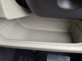 運転席周辺の収納も充実したドライバーズロアポケット。細かな使い勝手にも配慮されています。