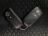 電子カードキーを携帯していれば、ドアハンドルやバックドアのリクエストスイッチを押すだけでドアの施錠・解錠が出来ます♪もちろん 遠隔操作も可能です!盗難防止のイモビライザー機能装備ですよ ☆