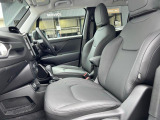 こちらも運転席同様足元スペース確保されているので快適にお過ごしいただけます。