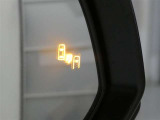 ブラインドスポットモニター装備。隣車線を走る車両を検知。ドアミラーでは確認しにくい後方、側方エリアに存在する車両や急接近してくる車両も検知しドアミラーに搭載されたLEDインジケーターが点灯します。