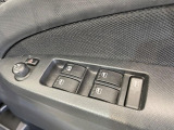 【電動格納ミラー】サイドミラーは電動格納式となっており、狭い駐車場でもキズがつくリスクを抑えられます。