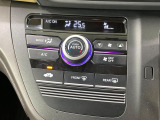 【オートエアコン】一度お好みの温度に設定すれば、車内の温度を検知し風量や温度を自動で調整。暑い&hellip;寒い&hellip;と何度もスイッチ操作をする必要はありません。快適な車内空間には必須の機能ですね♪