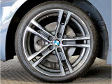 BMWの純正アロイホイールは軽量かつ強度にも優れているホイールで走行性能を引き上げる設計になっております。足元にもBMWは妥協がなくこだわっている個所になります。