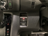 セレクトレバーの右に電子制御パーキングブレーキがあります。スイッチひとつで、停車した地点の傾斜などをシステムが検知・判断してブレーキ力を自動的に最適制御し、しっかり停車できるパーキングシステムです。