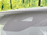 【i-ACTIVESENSE】走行中に前方の車両等を認識し、衝突しそうな時は警報とブレーキで衝突回避と被害軽減をアシスト。より安全にドライブをお楽しみいただけます。
