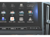 AppleCarPlay/AndroidAutoに対応しスマートフォンにインストールされているアプリを大画面に表示して使用できるほか、音声認識による操作も可能です。