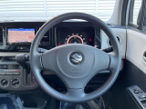 インテリアに合わせたデザインのステアリングは、運転される方のことも考え、運転しやすい形状、大きさです。是非一度、実際に触ってお確かめください。