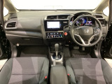 車内は光触媒抗菌消臭施工済です。インパネ周りはスタイリッシュなデザインで機能や装備も充実しています。グローブボックスやカップホルダーのほかにトレーなどたくさんの収納スペースが付いています。