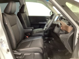 女性でも運転がしやすいように、シートの高さ調整機能(シートリフター)がついています。広い足元にゆったり座れるシートには肘掛も装備しており長距離の運転でも疲れにくいシートです。