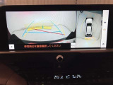 ハンドル操作に連動して、ガイドラインが予想進行先を表示するバックガイドモニター付きです。夜間でも後方の視界が確保出来るので、より安定した運転が行えます。補助装置になりますので、目視での確認も大切です。
