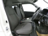 高いホールド性で運転姿勢が安定します。