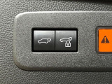 【パワーバックドア】スマートキーや運転席のボタンを押すだけでリアゲートが自動で開閉します!荷物を持っている時や、高い位置にあるバックドアを閉める際に便利な機能です♪