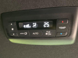 【リアオートエアコン】広い後部座席には必須の機能!風量や温度を自動で調整し前席と同様な車内環境にしてくれるリアオートエアコンを装備。夏の暑さも冬の寒さもストレスなく快適にお過ごしいただけます♪