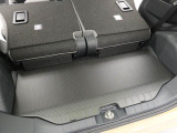 荷室には上下2段調節式デッキボードが付いています。荷室を上下2段に仕切ったり、リヤシートを倒すとフラットな荷室を作ることが出来ます。
