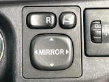 【電動格納ミラー】サイドミラーは電動格納式となっており、狭い駐車場でもキズがつくリスクを抑えられます。