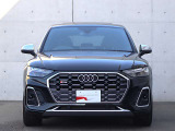 ●一目でAudiとわかる特徴的なシングルフレームグリル・LEDランプ。精悍なフロントマスクからAudiのスマートで上品なブランドを連想させてくれます。女性にも大変ご好評頂いております。