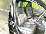 運転席まわりには十分なスペースがあり、大柄な方でもゆったり運転していただける環境です。